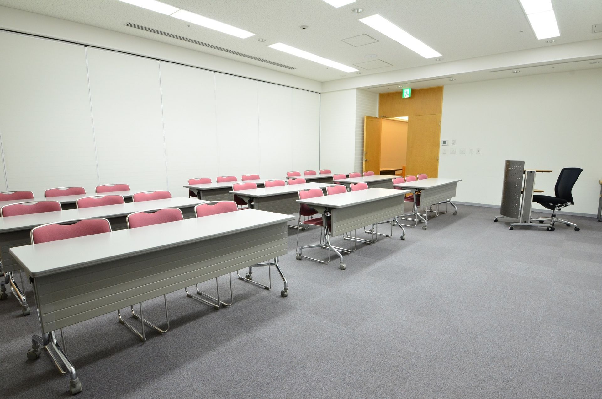C室 スクール形式27名(61㎡)