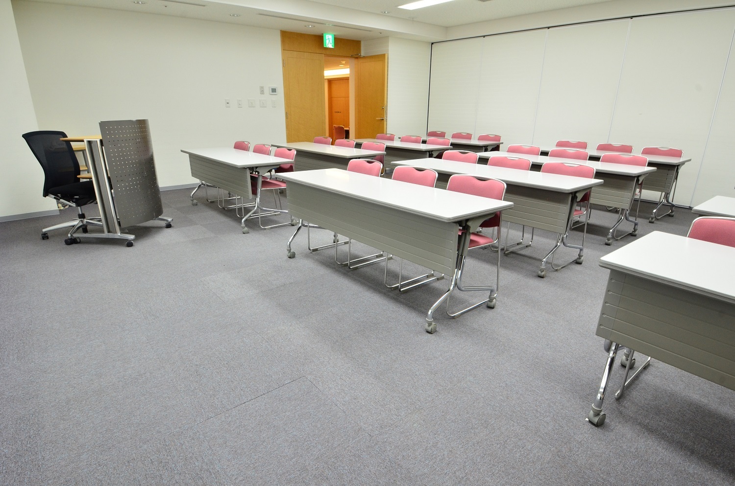 B室 スクール形式36名(76㎡)