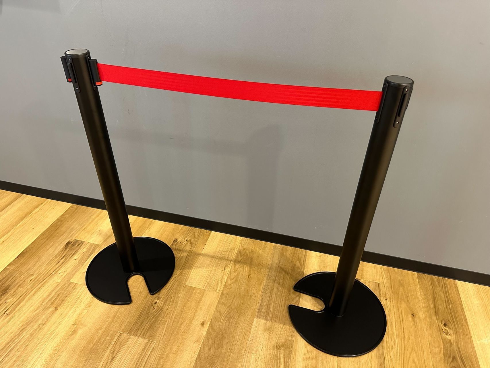 【無料オプション】ベルトポールパーテーション