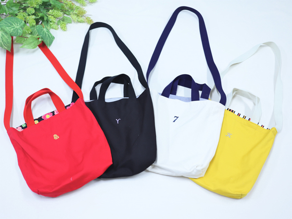 イニシャル刺しゅうの2WAYバッグ