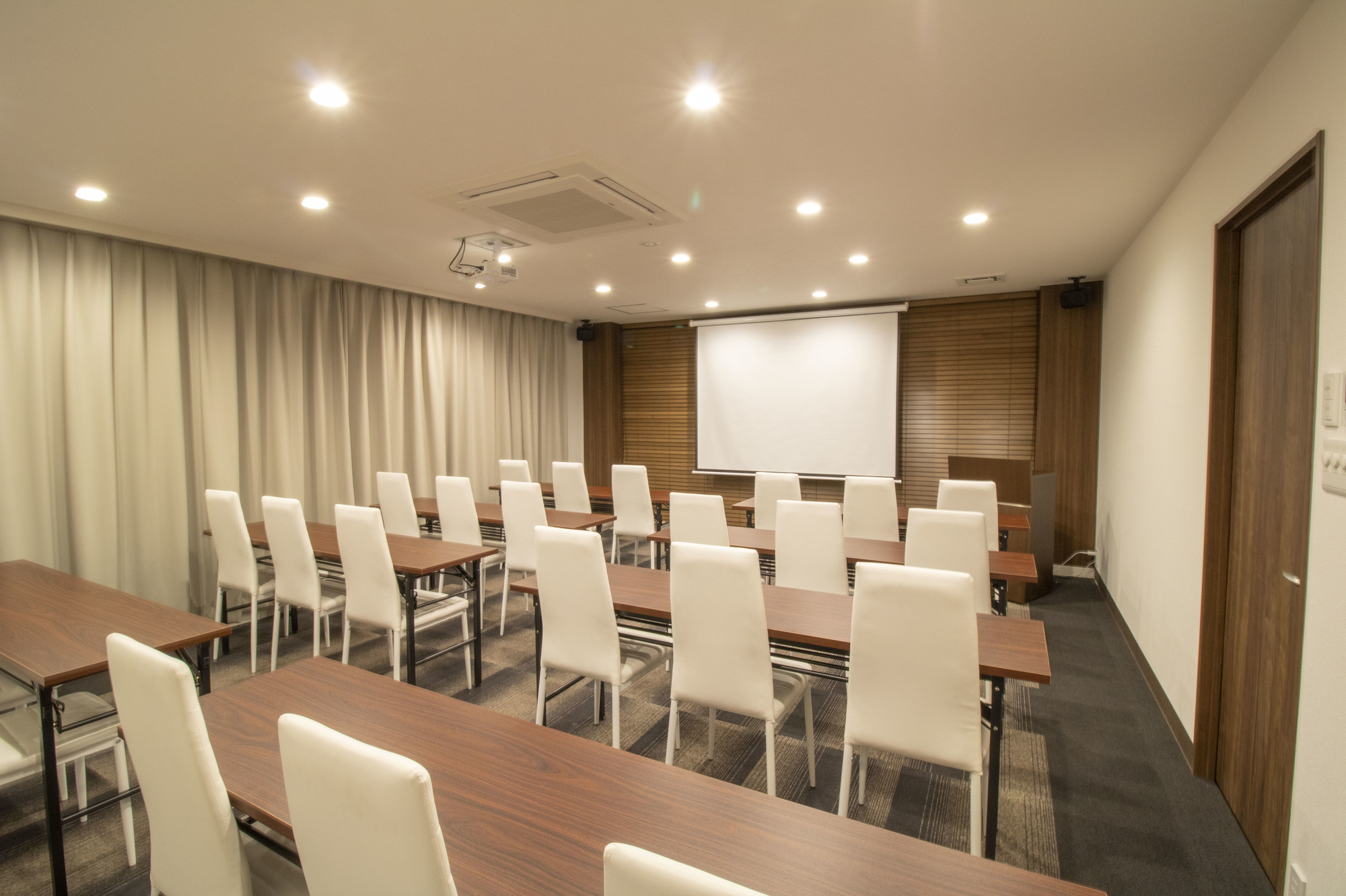 【24名】中会議室 1《5500円/1h》 (2階)